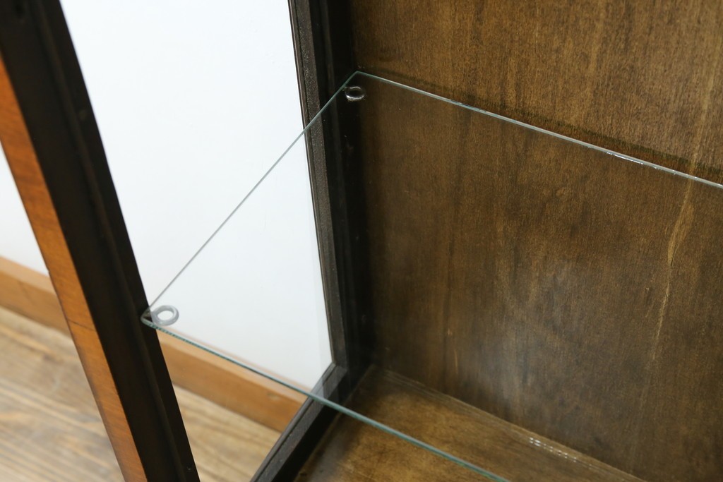 イギリスアンティーク　希少な小振りサイズ　Lloyd’s Antiques(ロイズアンティークス)　曲線装飾が優雅なキャビネット　(R-085804)