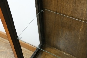 イギリスアンティーク　希少な小振りサイズ　Lloyd’s Antiques(ロイズアンティークス)　曲線装飾が優雅なキャビネット　(R-085804)