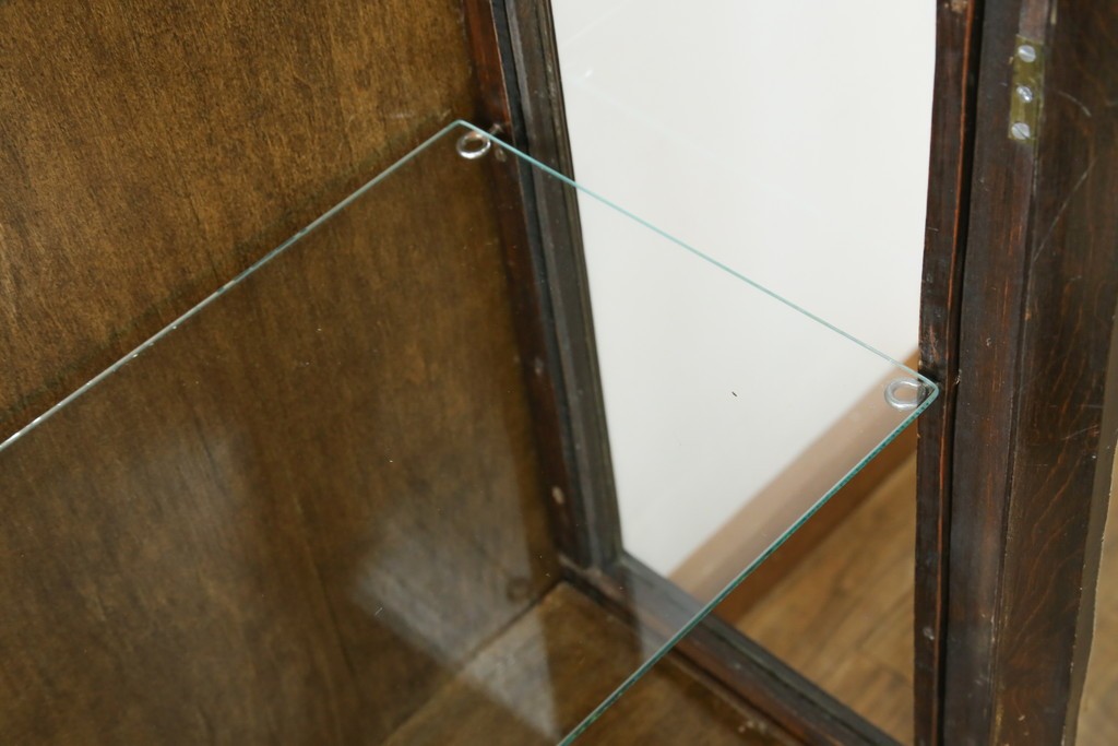 イギリスアンティーク　希少な小振りサイズ　Lloyd’s Antiques(ロイズアンティークス)　曲線装飾が優雅なキャビネット　(R-085804)