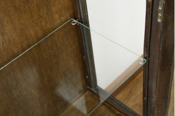 イギリスアンティーク　希少な小振りサイズ　Lloyd’s Antiques(ロイズアンティークス)　曲線装飾が優雅なキャビネット　(R-085804)