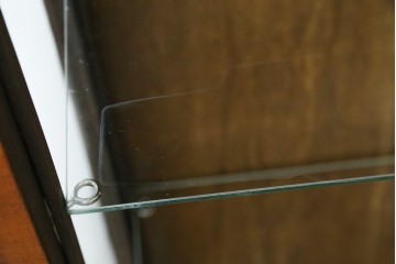 イギリスアンティーク　希少な小振りサイズ　Lloyd’s Antiques(ロイズアンティークス)　曲線装飾が優雅なキャビネット　(R-085804)