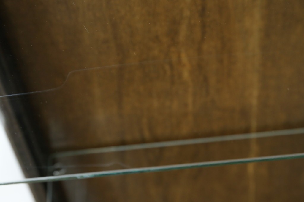 イギリスアンティーク　希少な小振りサイズ　Lloyd’s Antiques(ロイズアンティークス)　曲線装飾が優雅なキャビネット　(R-085804)