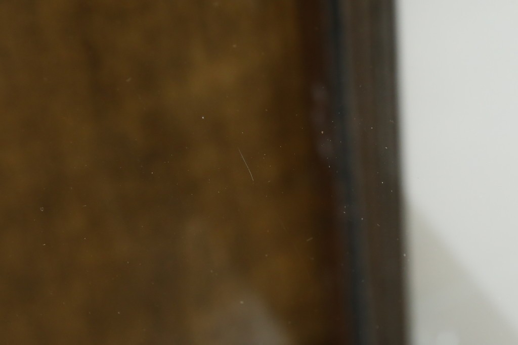 イギリスアンティーク　希少な小振りサイズ　Lloyd’s Antiques(ロイズアンティークス)　曲線装飾が優雅なキャビネット　(R-085804)