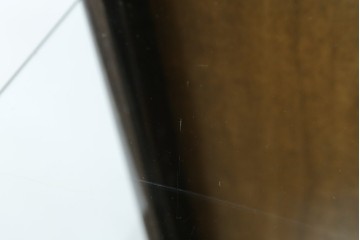 イギリスアンティーク　希少な小振りサイズ　Lloyd’s Antiques(ロイズアンティークス)　曲線装飾が優雅なキャビネット　(R-085804)