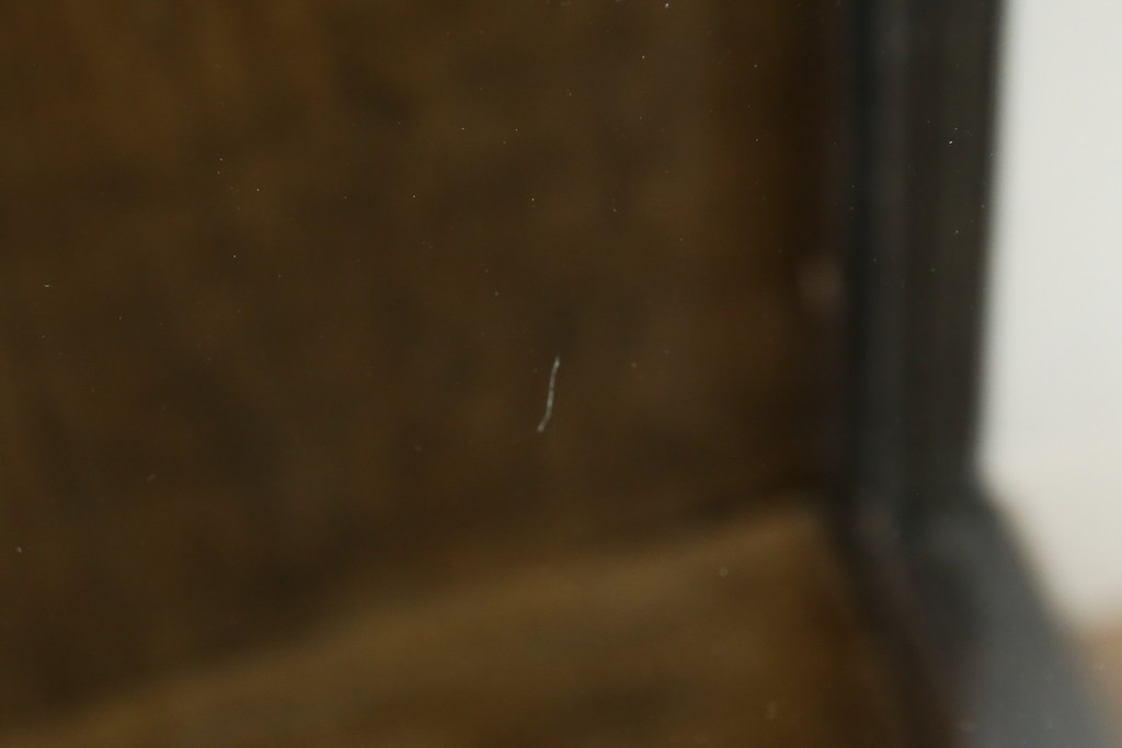 イギリスアンティーク　希少な小振りサイズ　Lloyd’s Antiques(ロイズアンティークス)　曲線装飾が優雅なキャビネット　(R-085804)