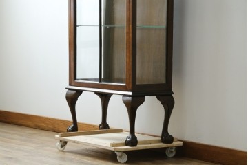 イギリスアンティーク　希少な小振りサイズ　Lloyd’s Antiques(ロイズアンティークス)　曲線装飾が優雅なキャビネット　(R-085804)