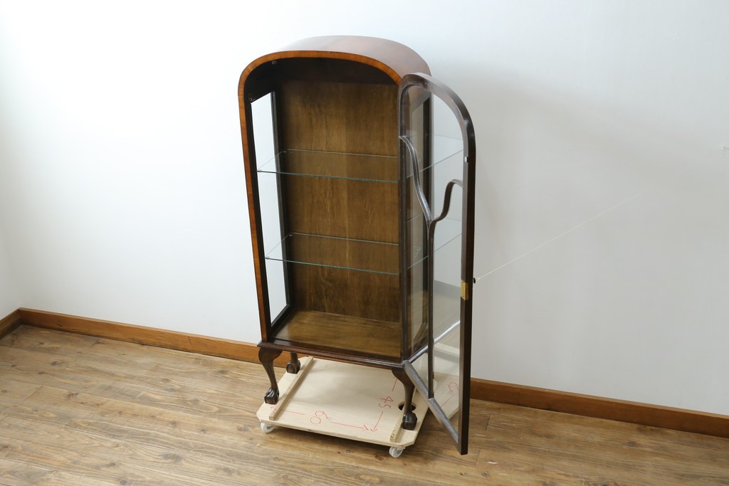 イギリスアンティーク　希少な小振りサイズ　Lloyd’s Antiques(ロイズアンティークス)　曲線装飾が優雅なキャビネット　(R-085804)