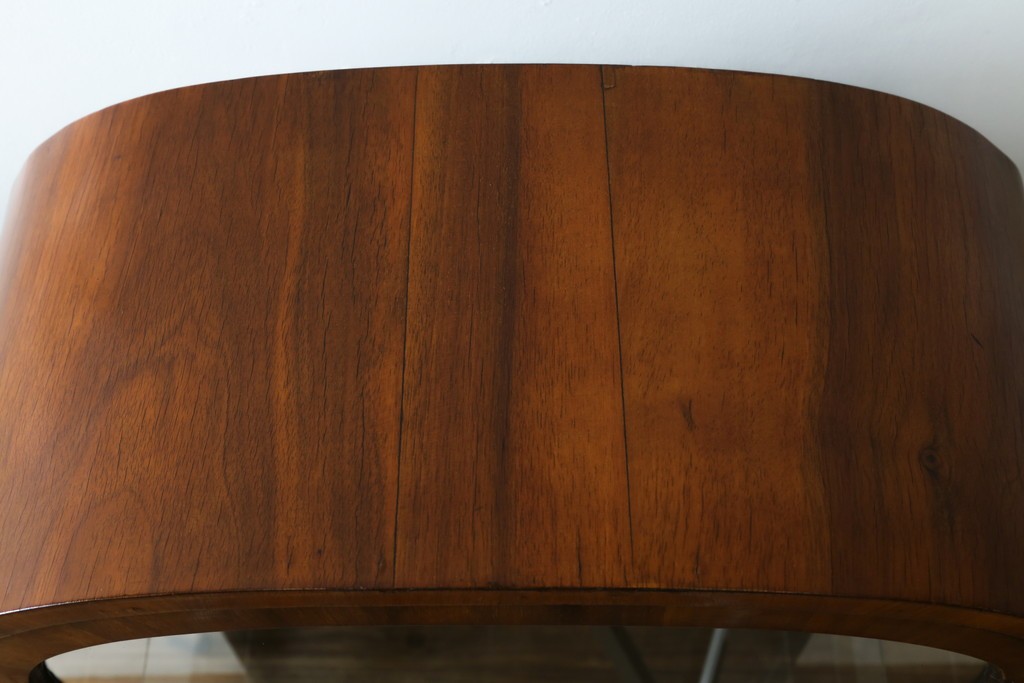 イギリスアンティーク　希少な小振りサイズ　Lloyd’s Antiques(ロイズアンティークス)　曲線装飾が優雅なキャビネット　(R-085804)