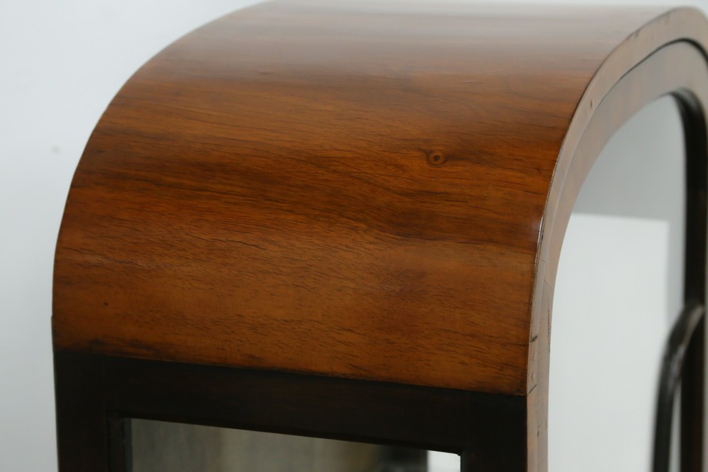 イギリスアンティーク　希少な小振りサイズ　Lloyd’s Antiques(ロイズアンティークス)　曲線装飾が優雅なキャビネット　(R-085804)