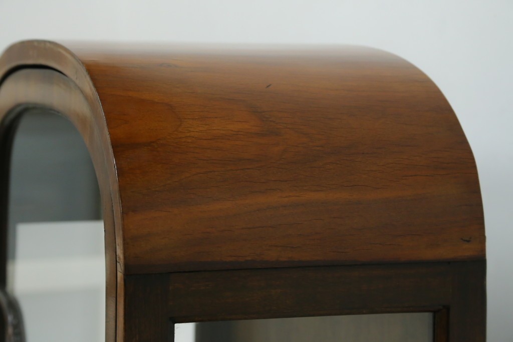 イギリスアンティーク　希少な小振りサイズ　Lloyd’s Antiques(ロイズアンティークス)　曲線装飾が優雅なキャビネット　(R-085804)