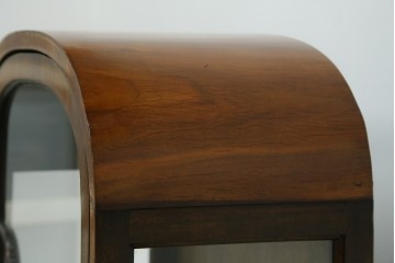 イギリスアンティーク　希少な小振りサイズ　Lloyd’s Antiques(ロイズアンティークス)　曲線装飾が優雅なキャビネット　(R-085804)