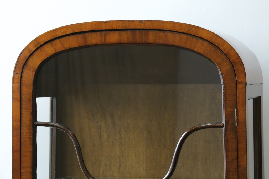 イギリスアンティーク　希少な小振りサイズ　Lloyd’s Antiques(ロイズアンティークス)　曲線装飾が優雅なキャビネット　(R-085804)