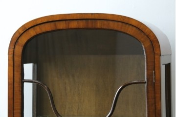 イギリスアンティーク　希少な小振りサイズ　Lloyd’s Antiques(ロイズアンティークス)　曲線装飾が優雅なキャビネット　(R-085804)