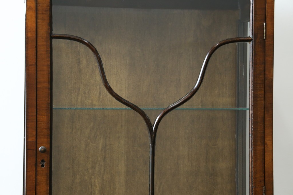 イギリスアンティーク　希少な小振りサイズ　Lloyd’s Antiques(ロイズアンティークス)　曲線装飾が優雅なキャビネット　(R-085804)