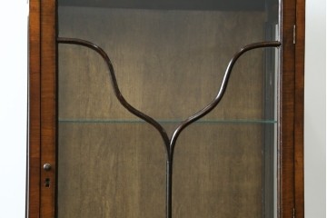 イギリスアンティーク　希少な小振りサイズ　Lloyd’s Antiques(ロイズアンティークス)　曲線装飾が優雅なキャビネット　(R-085804)