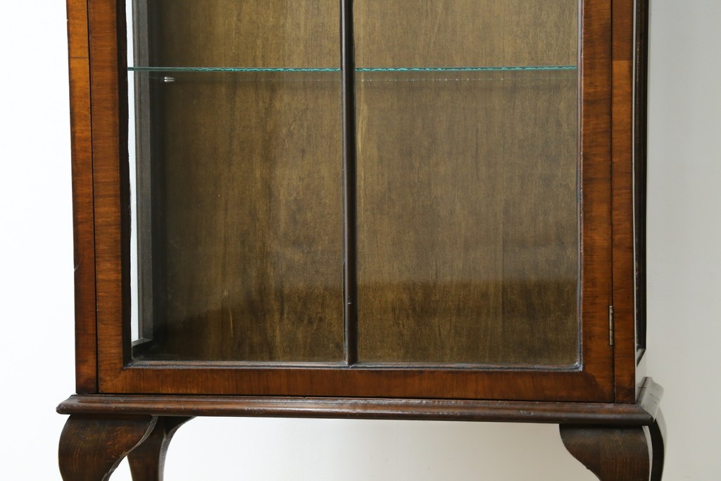 イギリスアンティーク　希少な小振りサイズ　Lloyd’s Antiques(ロイズアンティークス)　曲線装飾が優雅なキャビネット　(R-085804)