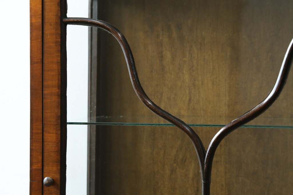 イギリスアンティーク　希少な小振りサイズ　Lloyd’s Antiques(ロイズアンティークス)　曲線装飾が優雅なキャビネット　(R-085804)