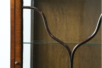 イギリスアンティーク　希少な小振りサイズ　Lloyd’s Antiques(ロイズアンティークス)　曲線装飾が優雅なキャビネット　(R-085804)