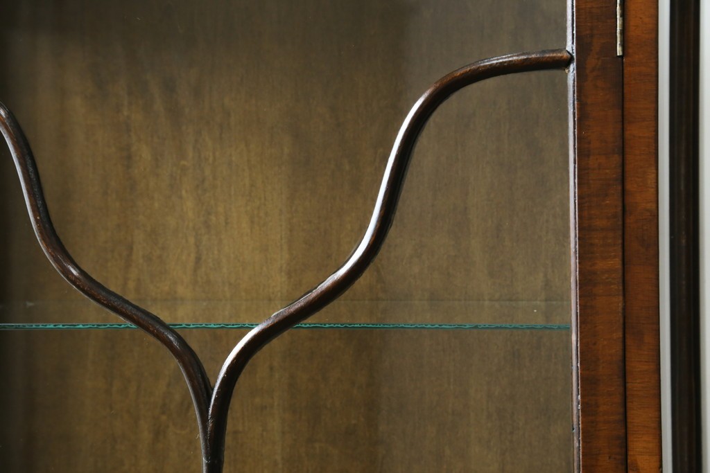 イギリスアンティーク　希少な小振りサイズ　Lloyd’s Antiques(ロイズアンティークス)　曲線装飾が優雅なキャビネット　(R-085804)