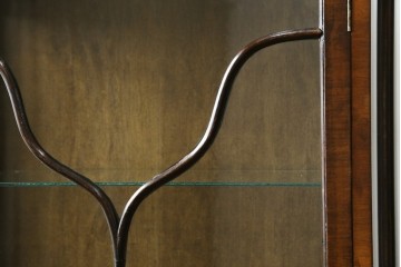 イギリスアンティーク　希少な小振りサイズ　Lloyd’s Antiques(ロイズアンティークス)　曲線装飾が優雅なキャビネット　(R-085804)