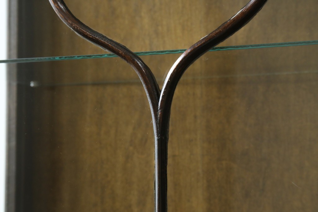 イギリスアンティーク　希少な小振りサイズ　Lloyd’s Antiques(ロイズアンティークス)　曲線装飾が優雅なキャビネット　(R-085804)