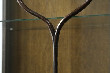 イギリスアンティーク　希少な小振りサイズ　Lloyd’s Antiques(ロイズアンティークス)　曲線装飾が優雅なキャビネット　(R-085804)