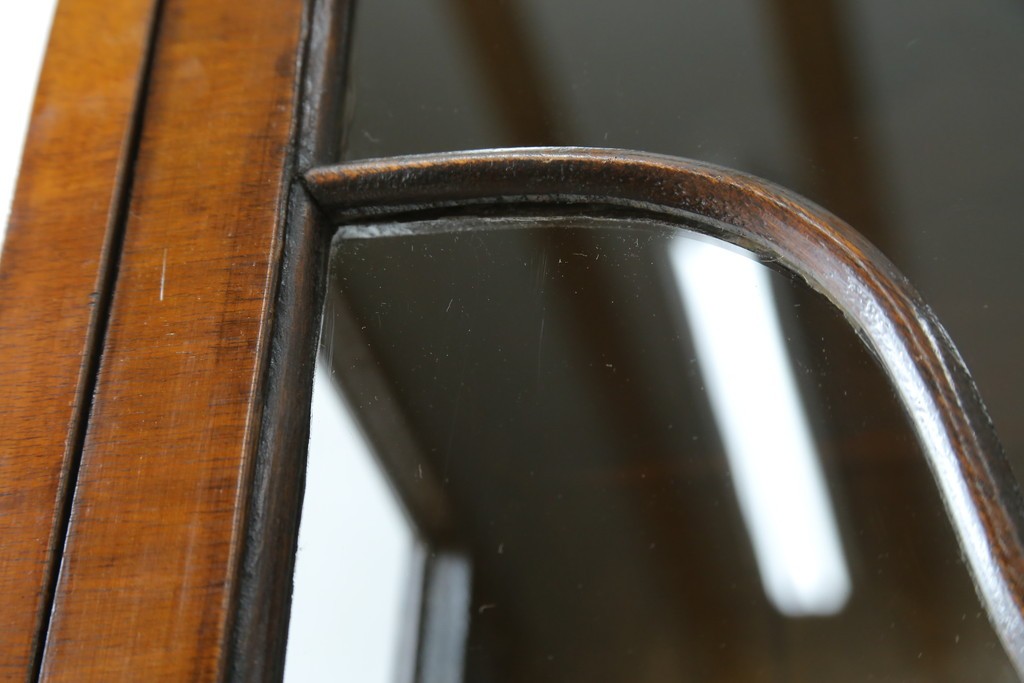 イギリスアンティーク　希少な小振りサイズ　Lloyd’s Antiques(ロイズアンティークス)　曲線装飾が優雅なキャビネット　(R-085804)