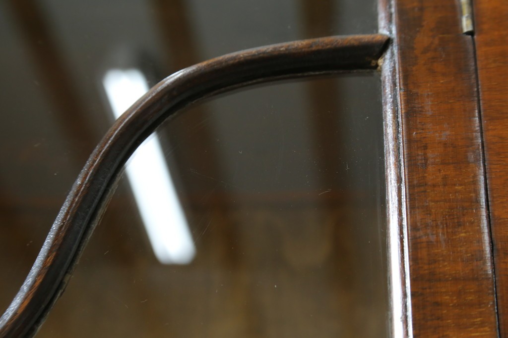 イギリスアンティーク　希少な小振りサイズ　Lloyd’s Antiques(ロイズアンティークス)　曲線装飾が優雅なキャビネット　(R-085804)