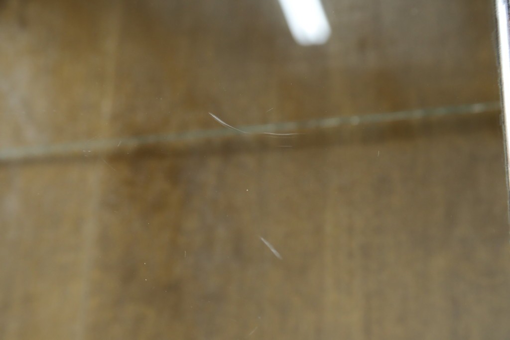 イギリスアンティーク　希少な小振りサイズ　Lloyd’s Antiques(ロイズアンティークス)　曲線装飾が優雅なキャビネット　(R-085804)