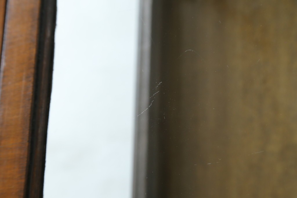 イギリスアンティーク　希少な小振りサイズ　Lloyd’s Antiques(ロイズアンティークス)　曲線装飾が優雅なキャビネット　(R-085804)