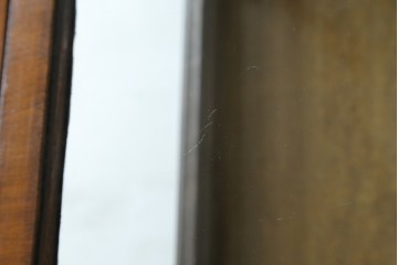 イギリスアンティーク　希少な小振りサイズ　Lloyd’s Antiques(ロイズアンティークス)　曲線装飾が優雅なキャビネット　(R-085804)