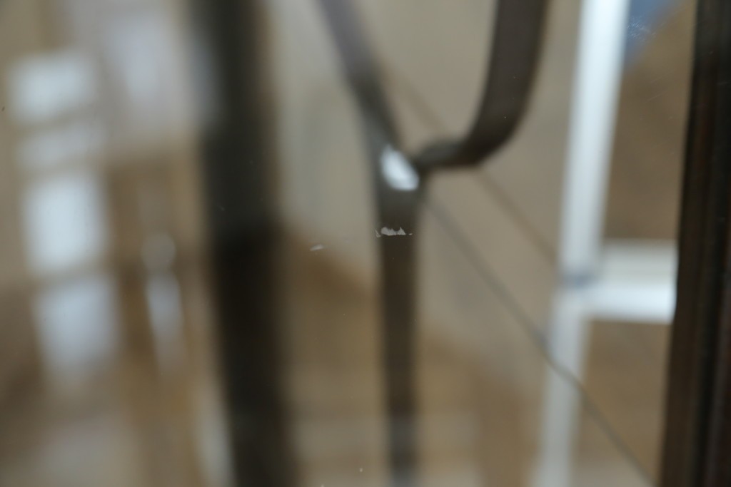 イギリスアンティーク　希少な小振りサイズ　Lloyd’s Antiques(ロイズアンティークス)　曲線装飾が優雅なキャビネット　(R-085804)