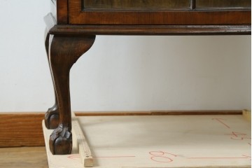 イギリスアンティーク　希少な小振りサイズ　Lloyd’s Antiques(ロイズアンティークス)　曲線装飾が優雅なキャビネット　(R-085804)