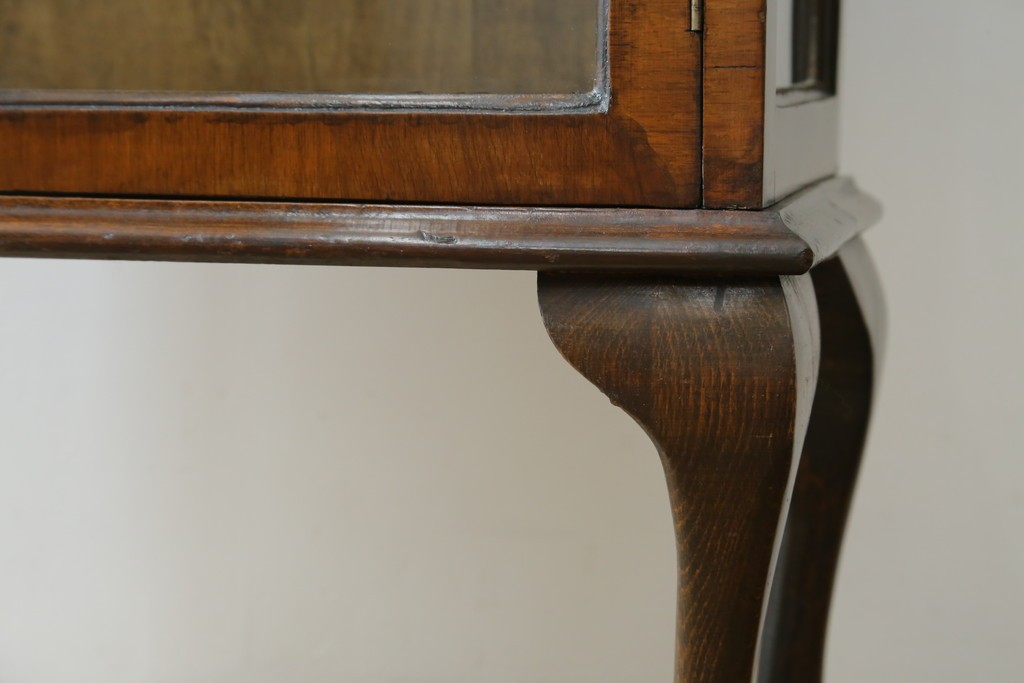 イギリスアンティーク　希少な小振りサイズ　Lloyd’s Antiques(ロイズアンティークス)　曲線装飾が優雅なキャビネット　(R-085804)