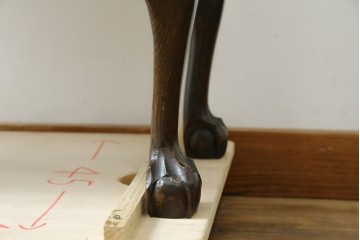 イギリスアンティーク　希少な小振りサイズ　Lloyd’s Antiques(ロイズアンティークス)　曲線装飾が優雅なキャビネット　(R-085804)