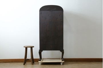 イギリスアンティーク　希少な小振りサイズ　Lloyd’s Antiques(ロイズアンティークス)　曲線装飾が優雅なキャビネット　(R-085804)