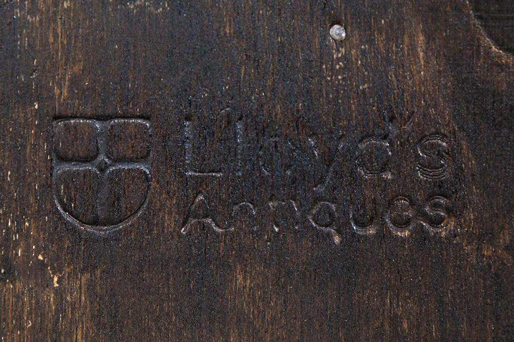 イギリスアンティーク　希少な小振りサイズ　Lloyd’s Antiques(ロイズアンティークス)　曲線装飾が優雅なキャビネット　(R-085804)