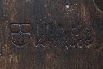 イギリスアンティーク　希少な小振りサイズ　Lloyd’s Antiques(ロイズアンティークス)　曲線装飾が優雅なキャビネット　(R-085804)