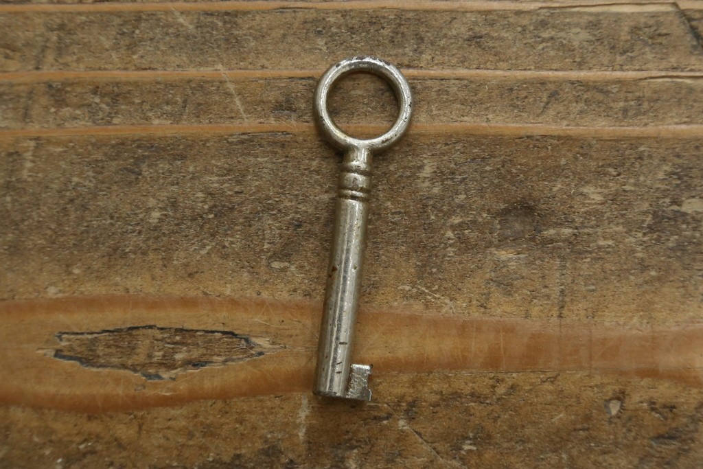 イギリスアンティーク　希少な小振りサイズ　Lloyd’s Antiques(ロイズアンティークス)　曲線装飾が優雅なキャビネット　(R-085804)