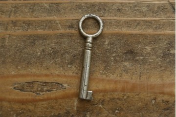 イギリスアンティーク　希少な小振りサイズ　Lloyd’s Antiques(ロイズアンティークス)　曲線装飾が優雅なキャビネット　(R-085804)