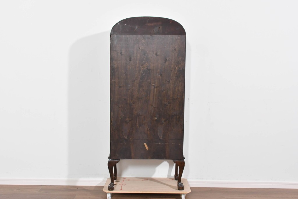 イギリスアンティーク　希少な小振りサイズ　Lloyd’s Antiques(ロイズアンティークス)　曲線装飾が優雅なキャビネット　(R-085804)