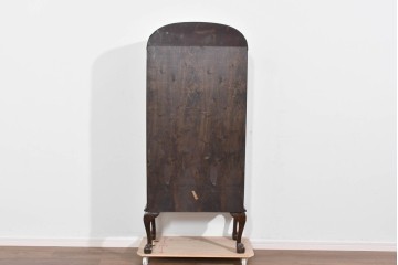 イギリスアンティーク　希少な小振りサイズ　Lloyd’s Antiques(ロイズアンティークス)　曲線装飾が優雅なキャビネット　(R-085804)