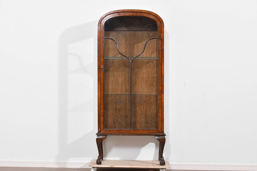 イギリスアンティーク　希少な小振りサイズ　Lloyd’s Antiques(ロイズアンティークス)　曲線装飾が優雅なキャビネット　(R-085804)