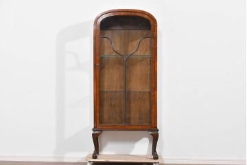 イギリスアンティーク　希少な小振りサイズ　Lloyd’s Antiques(ロイズアンティークス)　曲線装飾が優雅なキャビネット　(R-085804)