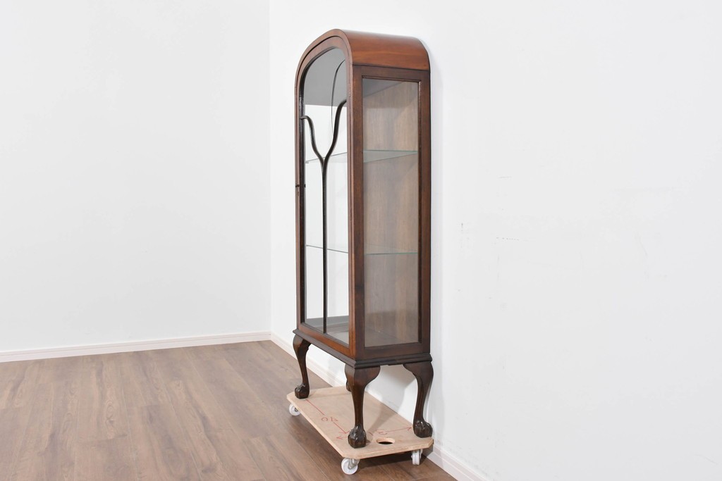 イギリスアンティーク　希少な小振りサイズ　Lloyd’s Antiques(ロイズアンティークス)　曲線装飾が優雅なキャビネット　(R-085804)