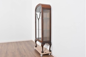 イギリスアンティーク　希少な小振りサイズ　Lloyd’s Antiques(ロイズアンティークス)　曲線装飾が優雅なキャビネット　(R-085804)