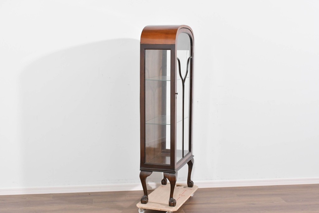 イギリスアンティーク　希少な小振りサイズ　Lloyd’s Antiques(ロイズアンティークス)　曲線装飾が優雅なキャビネット　(R-085804)