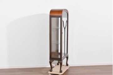 イギリスアンティーク　希少な小振りサイズ　Lloyd’s Antiques(ロイズアンティークス)　曲線装飾が優雅なキャビネット　(R-085804)