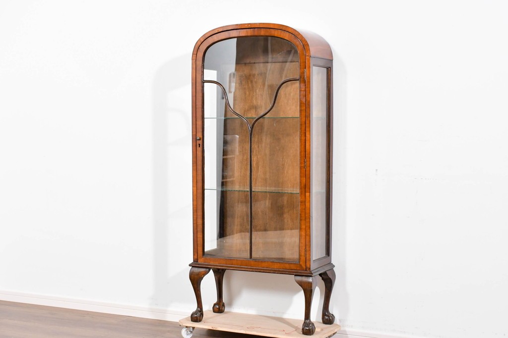 イギリスアンティーク　希少な小振りサイズ　Lloyd’s Antiques(ロイズアンティークス)　曲線装飾が優雅なキャビネット　(R-085804)