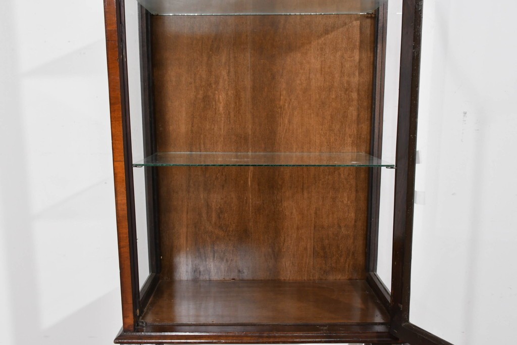 イギリスアンティーク　希少な小振りサイズ　Lloyd’s Antiques(ロイズアンティークス)　曲線装飾が優雅なキャビネット　(R-085804)